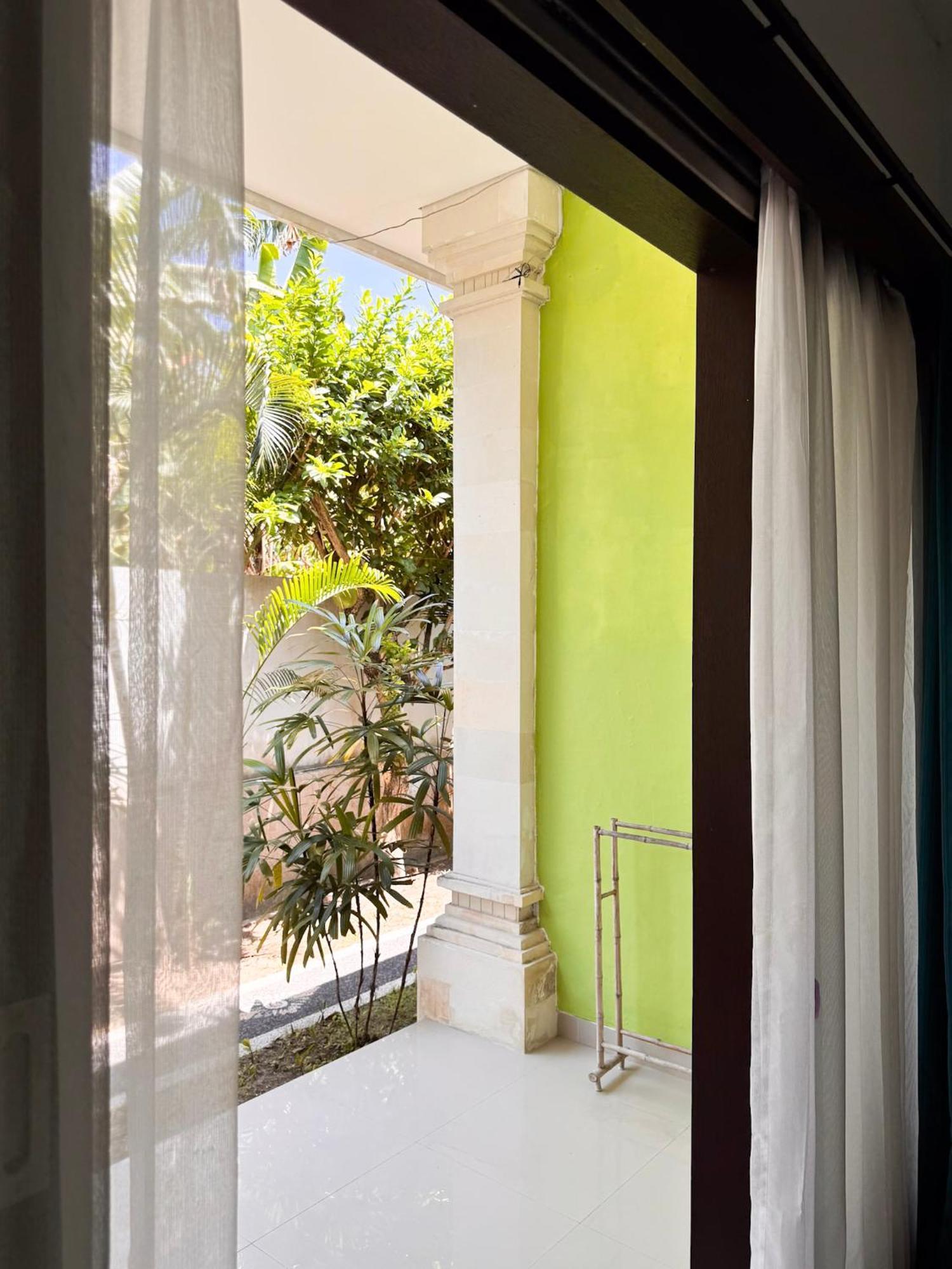 Urban Jungle Beach House Canggu Εξωτερικό φωτογραφία